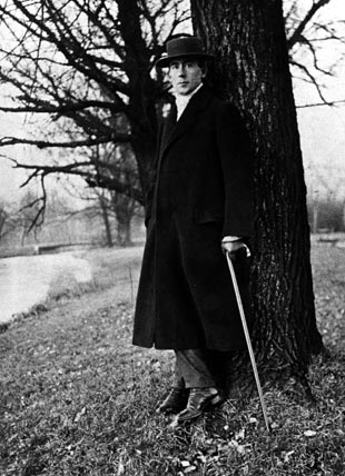 Hugo Ball im Englischen Garten in München 1911