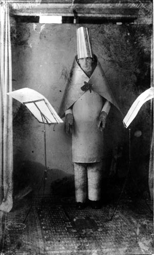 Hugo Ball beim Vortrag von Lautgedichten